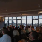 Folk lytter til kvartalsarrangement